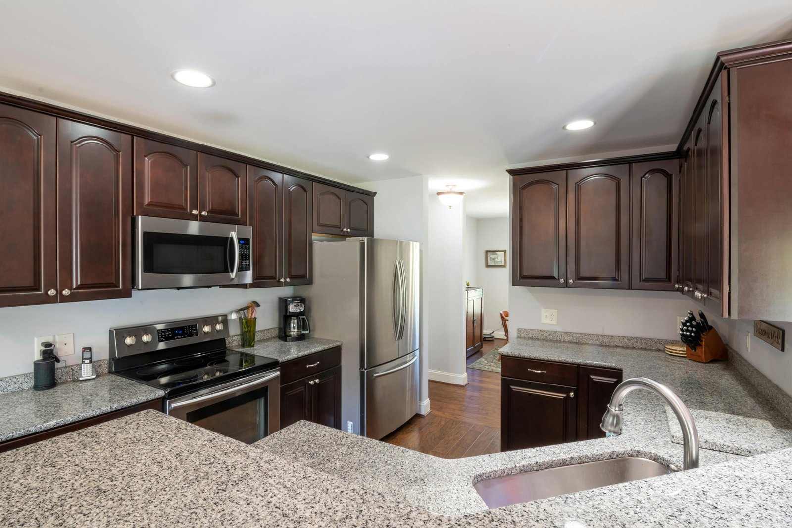 Original state of the kitchen before AI redesign by RYY