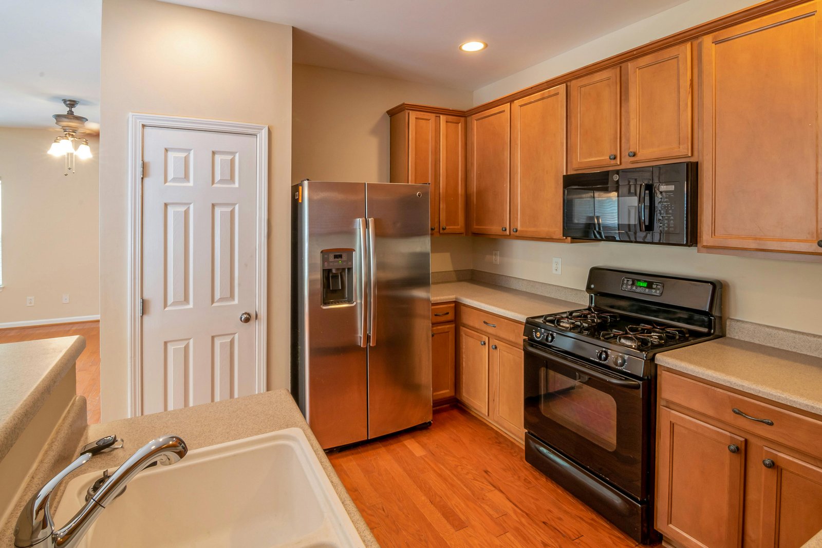 Original state of the kitchen before AI redesign by RYY
