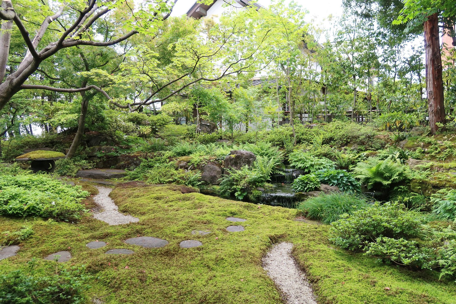Original state of the entry garden before AI redesign by RYY